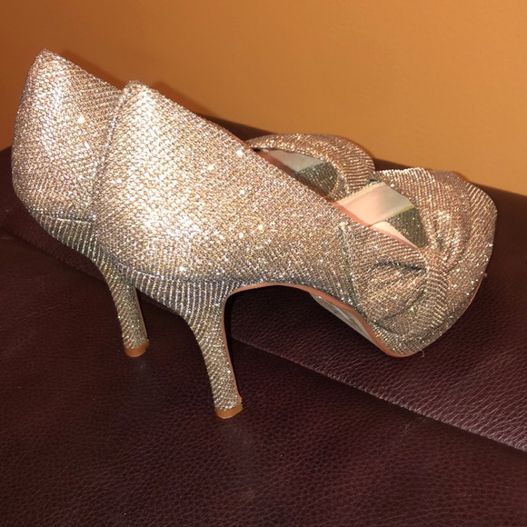 Stunning Heels! 👠 Size 8.5!! - Picture 4 of 9